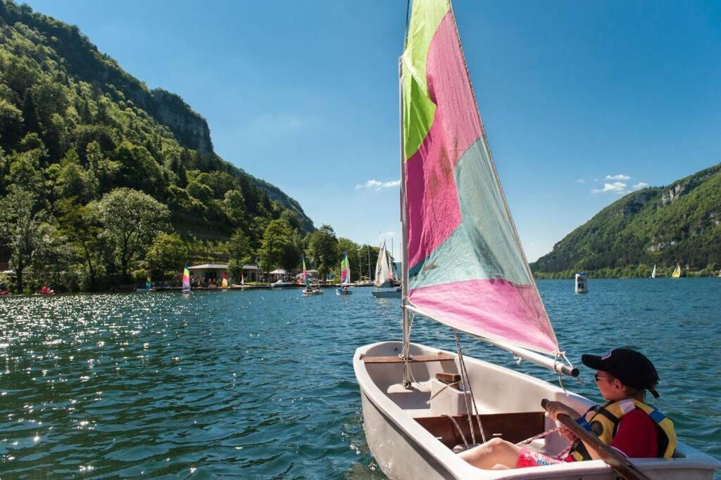 Joli Appartement En Face De Lac Nantua Bagian luar foto